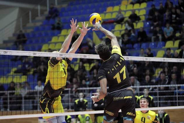 Players of Lokomotyv Kharkiv (yellow kit) and Volejbal Brno (black kit) are seen in action during the 2018 CEV Volleyball Challenge Cup - Men 16th Finals second leg game at the Lokomotyv Palace of Sports, Kharkiv, northeastern Ukraine, December 20, 2017. KHARKIV. Lokomotyv Kharkiv has claimed a 3-1 win over Volejbal Brno in the 2018 CEV Volleyball Challenge Cup - Men 16th Finals second leg game at home. However, the Ukrainian team lost a golden set and did not qualify for further competition. Lokomotyv Kharkiv beats Volejbal Brno 3-1, yet drops out of CEV Volleyball Challenge Cup  Copyright: xVyacheslavxMadiyevskyyx