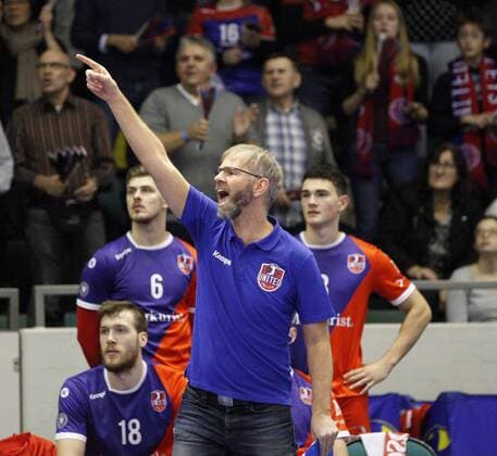 Germany Rüsselsheim am Main 21 12 2017 volleyball Hesse European CEV Cup men s season 2017 2018 United volleys Rheinmain blue Montpellier volleyball UC ws v l coach Michael warm RheinMain sports United volleys Rheinmain Montpellier volleyball UC