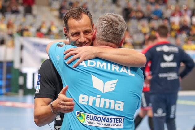 v li Maik Machulla coach head coach Flensburg and Nikolaj Jacobsen coach head coach RNL greeting before the game handball DKB Bundesliga Rhine Neckar Lions SG Flensburg Handewitt xozx