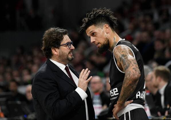 21 12 2017 basketball season 2017 2018 Euroleague 14 match day Brose Bamberg Real Madrid HMI Andrea Trinchieri Brose Bamberg head coach speaks with Daniel Hackett 0 Brose Bamberg