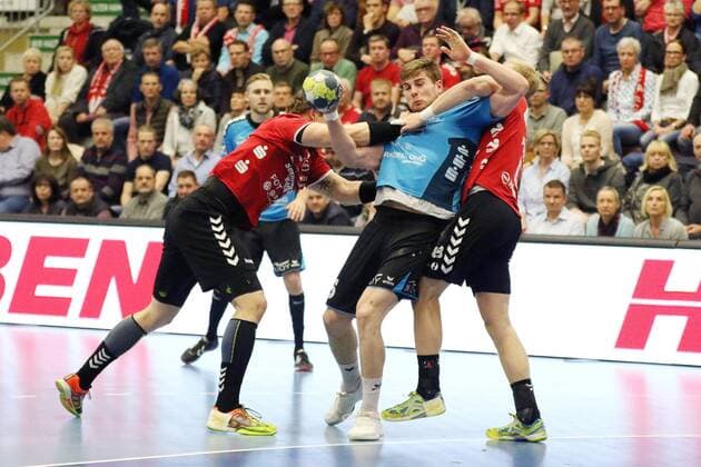 Lutz Heiny HSG Nordhorn Lingen 5 stopped by Jakob Schwabe ASV Hamm Westphalia 11 left and Julian Possehl ASV Hamm Westphalia 48 ASV Hamm Westphalia vs HSG Nordhorn-Lingen 2 handball Bundesliga 22 12 2017 Hamm Copyright: xEibner-Pressefoto Strohdiekx EP_JSK