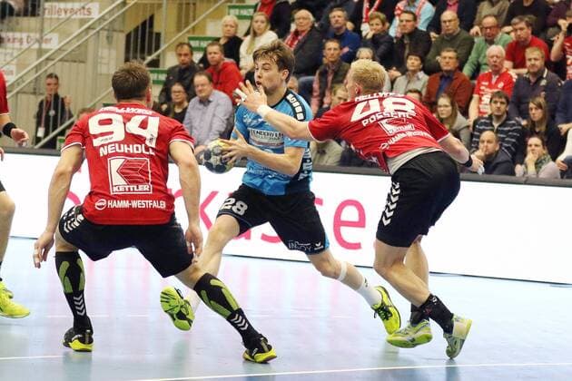 Let Seidel HSG Nordhorn Lingen 28 in attack against Christoph Neuhold ASV Hamm Westphalia 94 front and Julian Possehl ASV Hamm Westphalia 48 right ASV Hamm Westphalia vs HSG Nordhorn-Lingen 2 handball Bundesliga 22 12 2017 Hamm Copyright: xEibner-Pressefoto Strohdiekx EP_JSK