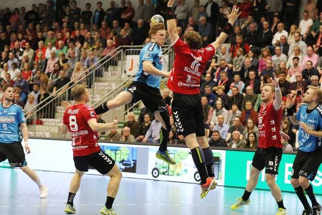 Nicky Verjans HSG Nordhorn-Lingen 2 against Jakob Schwabe ASV Hamm Westphalia 11 right and Fannar Thor Fridgeirsson ASV Hamm Westphalia 8 left ASV Hamm Westphalia vs HSG Nordhorn-Lingen 2 handball Bundesliga 22 12 2017 Hamm Copyright: xEibner-Pressefoto Strohdiekx EP_JSK