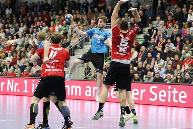 Lutz Heiny HSG Nordhorn-Lingen 5 in the attack front Patrick Miedema HSG Nordhorn-Lingen 10 against Jakob Schwabe ASV Hamm Westphalia 11 right Jan Brosch ASV Hamm Westphalia 5 ASV Hamm Westphalia vs HSG Nordhorn-Lingen 2 handball Bundesliga 22 12 2017 Hamm Copyright: xEibner-Pressefoto Strohdiekx EP_JSK