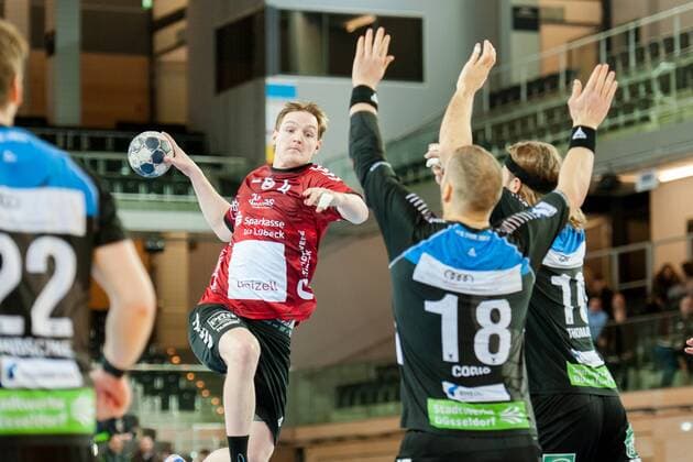 Oliver Milde nr 4 Lübeck throws on goal Teo Coric Nr 18 Vikings and Heider Thomas Nr 10 Vikings try to intervene HC Rhine Vikings vs VfL Lübeck Schwartau 2 handball Bundesliga 22 12 17 Düsseldorf NRW Germany Castello Copyright: xcdn_nszx