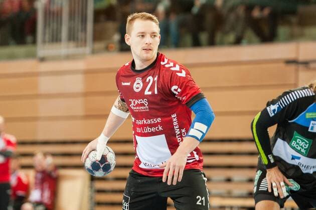 7 m carried out by Sebastian Damm Nr 21 Lübeck HC Rhein Vikings vs VfL Lübeck Schwartau 2 handball Bundesliga 22 12 17 Düsseldorf NRW Germany Castello Copyright: xcdn_nszx