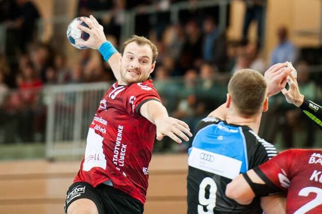 Jan Schult Nr 19 Lübeck attack Miladin Kozlina No. 9 Vikings can no longer intervene in HC Rhine Vikings vs VfL Lübeck Schwartau 2 handball Bundesliga 22 12 17 Düsseldorf NRW Germany Castello Copyright: xcdn_nszx
