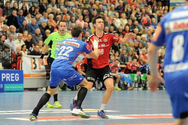 Max Emanuel SG BBM Bietigheim 68 against Jonah Schoch HBW Balingen Weilstetten 22 handball men 2 Bundesliga 22 12 2017 photo TBaur EIBNER Balingen Copyright: xBaurT Eibner-Pressefotox EP_ToBa