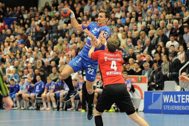 Jona Schoch HBW Balingen Weilstetten 22 against Patrick Rentschler SG BBM Bietigheim 4 handball men 2 Bundesliga 22 12 2017 photo TBaur EIBNER Balingen Copyright: xBaurT Eibner-Pressefotox EP_ToBa