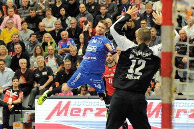 Oddur Grétarsson HBW Balingen Weilstetten 14 against Juergen Mueller SG BBM Bietigheim 12 in the handball men 2 Bundesliga 22 12 2017 photo TBaur EIBNER Balingen Copyright: xBaurT Eibner-Pressefotox EP_ToBa