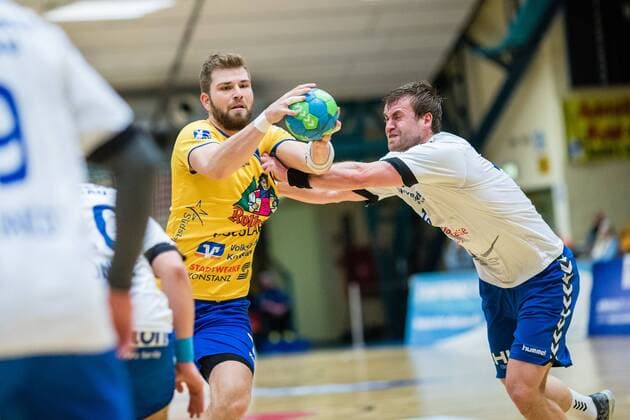 Matthias Riedel 7 of the HSG Konstanz in a duel with Florian Pfeiffer 14 of the Dessau Rahman m HV 06 during the DKB 2 handball Bundesliga encounter between Dessau Rahman m HV 06 and HSG Konstanz in the Anhalt arena on December 22 2017 Bauhaus city Dessau, Sachsen Anhalt Germany photo by Hartmut Boesener Bauhaus city Dessau Copyright: xEibner-Pressefoto HartmutxBoesenerx EP_BOE
