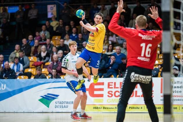 Fabian Schlaich 3 of the HSG Konstanz at the throw on goal by Philip Ambrosius 16 of the Dessau Rahman m HV 06 during the DKB 2 handball Bundesliga encounter between Dessau Rahman m HV 06 and HSG Konstanz in the Anhalt arena on December 22 2017 in Bauhaus city Dessau, Sachsen Anhalt Germany photo by Hartmut Boesener Bauhaus city Dessau Copyright: xEibner-Pressefoto HartmutxBoesenerx EP_BOE
