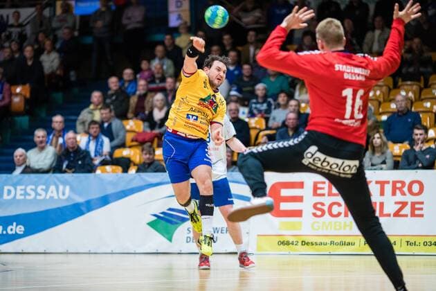 Fabian Schlaich 3 of the HSG Konstanz at the throw on goal by Philip Ambrosius 16 of the Dessau Rahman m HV 06 during the DKB 2 handball Bundesliga encounter between Dessau Rahman m HV 06 and HSG Konstanz in the Anhalt arena on December 22 2017 in Bauhaus city Dessau, Sachsen Anhalt Germany photo by Hartmut Boesener Bauhaus city Dessau Copyright: xEibner-Pressefoto HartmutxBoesenerx EP_BOE