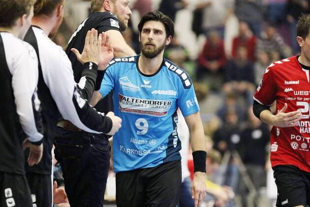 Pavel Mickal HSG Nordhorn-Lingen 9 claps after scoring with the Bank from ASV Hamm Westphalia vs HSG Nordhorn-Lingen 2 handball Bundesliga 22 12 2017 Hamm Copyright: xEibner-Pressefoto Strohdiekx EP_JSK