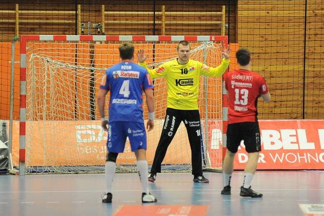Tomas Makhethisa HBW Balingen Weilstetten 16 in goal against Valentin Schmidt SG BBM Bietigheim 13 handball men 2 Bundesliga 22 12 2017 photo TBaur EIBNER Balingen Copyright: xBaurT Eibner-Pressefotox EP_ToBa