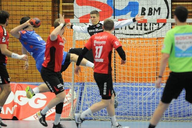 Juergen Mueller SG BBM Bietigheim 12 in goal against Tobias Wagner HBW Balingen-Weilstetten 5 handball men 2 Bundesliga 22 12 2017 photo TBaur EIBNER Balingen Copyright: xBaurT Eibner-Pressefotox EP_ToBa