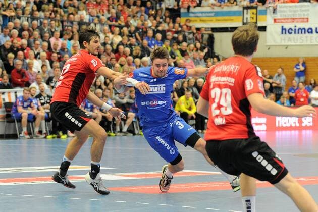Simen Schoenningsen HBW Balingen Weilstetten 3 against Paco Barthe SG BBM Bietigheim 22 handball men 2 Bundesliga 22 12 2017 photo TBaur EIBNER Balingen Copyright: xBaurT Eibner-Pressefotox EP_ToBa