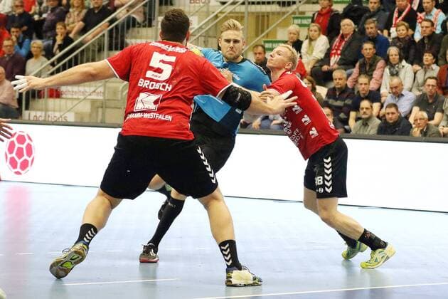 Patrick Miedema HSG Nordhorn-Lingen 10 against Jan Brosch ASV Hamm Westphalia 5 front and Julian Possehl ASV Hamm Westphalia 48 right ASV Hamm Westphalia vs HSG Nordhorn-Lingen 2 handball Bundesliga 22 12 2017 Hamm Copyright: xEibner-Pressefoto Strohdiekx EP_JSK