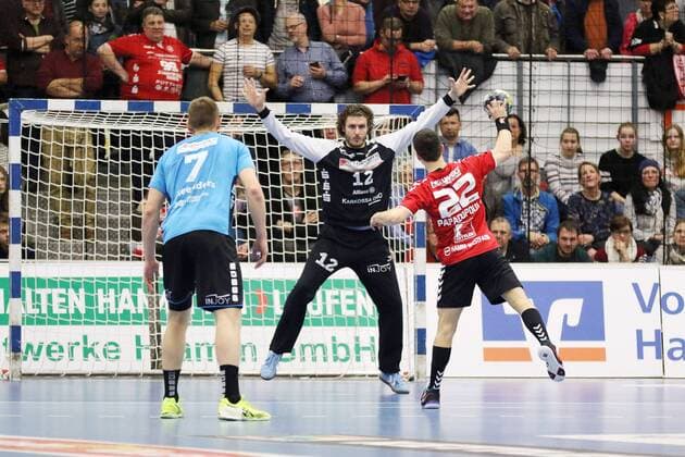 Vyron Papadopoulos ASV Hamm Westphalia 22 makes a penalty against Bjoern Buhrmester HSG Nordhorn-Lingen 12 left Toon Leenders HSG Nordhorn-Lingen 7 ASV Hamm Westphalia vs HSG Nordhorn-Lingen 2 handball Bundesliga 22 12 2017 Hamm Copyright: xEibner-Pressefoto Strohdiekx EP_JSK