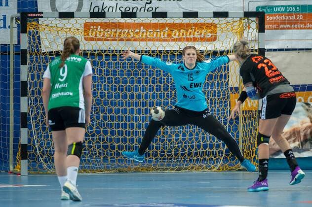 v li goalkeeper goalkeeper Leilani Kohorst VfL Oldenburg 15 at the seven-meter 7 m against Laura Vasilescu HSG bad Wildungen vipers 23 handball women Bundesliga VfL Oldenburg HSG bad Wildungen vipers xobx