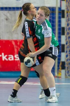 v li Mariel Stefanie Bajpai HSG bad Wildungen vipers 16 in a duel with Julia Wenzl VfL Oldenburg 9 handball women Bundesliga VfL Oldenburg HSG bad Wildungen vipers xobx