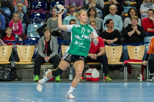 Malene Staal VfL Oldenburg 77 cut out individual photo action action the ball handball women Bundesliga VfL Oldenburg HSG bad Wildungen vipers xobx