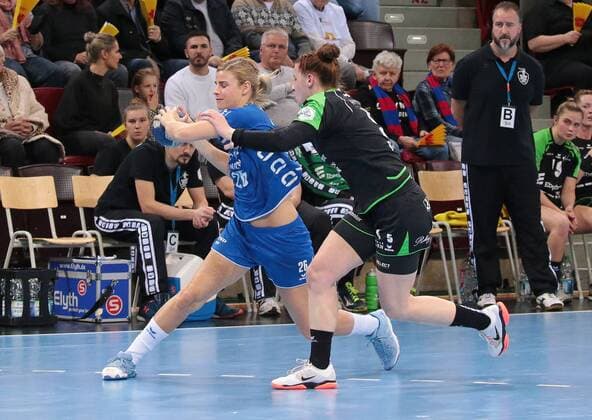 23 12 2017 Germany Ludwigsburg Germany handball Bundesliga women 7 day season 2017 2018 SG BBM Bietigheim vs. TV Nellingen v l Angela m stone BBM Annika Blanke TVN