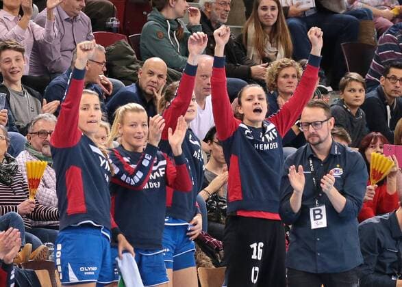 23 12 2017 Germany Ludwigsburg Germany handball Bundesliga women 7 day season 2017 2018 SG BBM Bietigheim vs. TV Nellingen BBM cheers right BBM coach Martin Albertsen
