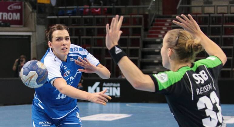 23 12 2017 Germany Ludwigsburg Germany handball Bundesliga women 7 day season 2017 2018 SG BBM Bietigheim vs. TV Nellingen v l Cecilie Woller BBM Carina Stockhammer TVN