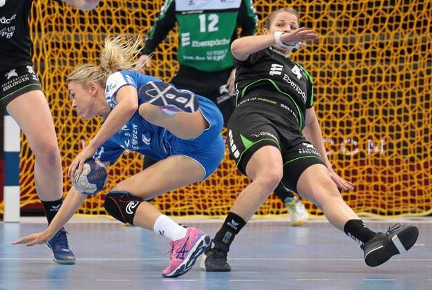 23 12 2017 Germany Ludwigsburg Germany handball Bundesliga women 7 day season 2017 2018 SG BBM Bietigheim vs. TV Nellingen v l Charris Rozemalen BBM Louisa Wolf TVN