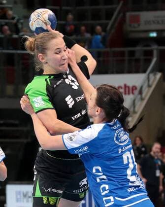23 12 2017 Germany Ludwigsburg Germany handball Bundesliga women 7 day season 2017 2018 SG BBM Bietigheim vs. TV Nellingen v l Carina Stockhammer TVN Fie Woller BBM