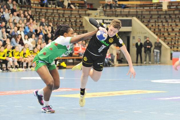 Alina Grijseels Borussia Dortmund handball 4 against Prudence Kinlend Frisch on 10 of Göppingen team handball women 1 Bundesliga 23 12 2017 photo TBaur EIBNER Göppingen Copyright: xBaurT Eibner-Pressefotox EP_ToBa