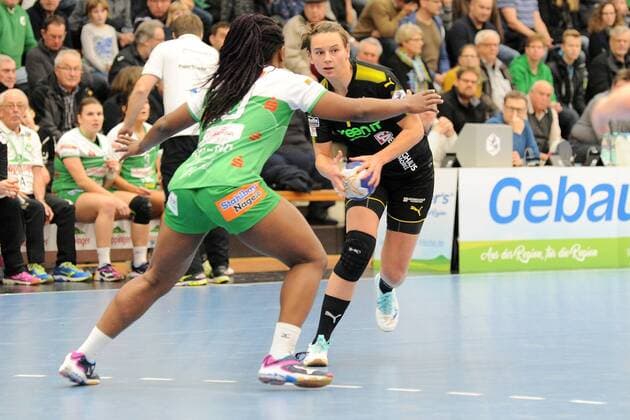 Caroline Mueller Borussia Dortmund handball 7 against Prudence Kinlend Frisch on 10 of Göppingen team handball women 1 Bundesliga 23 12 2017 photo TBaur EIBNER Göppingen Copyright: xBaurT Eibner-Pressefotox EP_ToBa