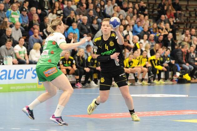 Alina Grijseels Borussia Dortmund handball 4 against Johanna Schindler Frisch on 9 of Göppingen team handball women 1 Bundesliga 23 12 2017 photo TBaur EIBNER Göppingen Copyright: xBaurT Eibner-Pressefotox EP_ToBa