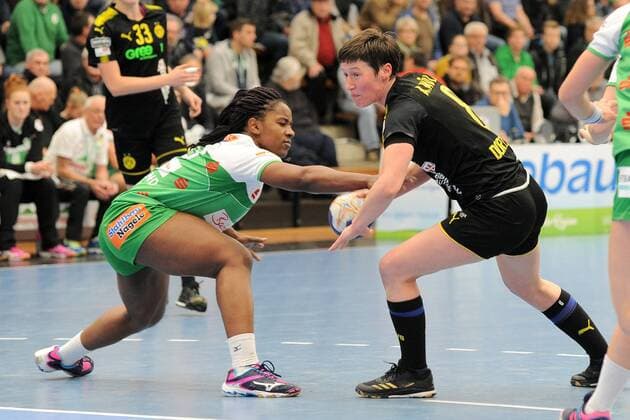 Anne Mueller Borussia Dortmund handball 8 against Prudence Kinlend Frisch on 10 of Göppingen team handball women 1 Bundesliga 23 12 2017 photo TBaur EIBNER Göppingen Copyright: xBaurT Eibner-Pressefotox EP_ToBa