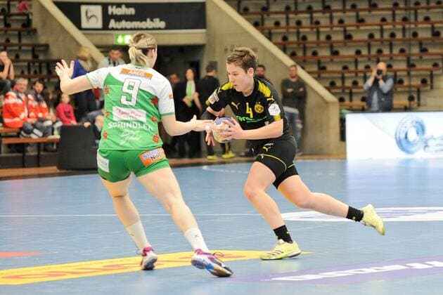 Alina Grijseels Borussia Dortmund handball 4 against Johanna Schindler Frisch on 9 of Göppingen team handball women 1 Bundesliga 23 12 2017 photo TBaur EIBNER Göppingen Copyright: xBaurT Eibner-Pressefotox EP_ToBa