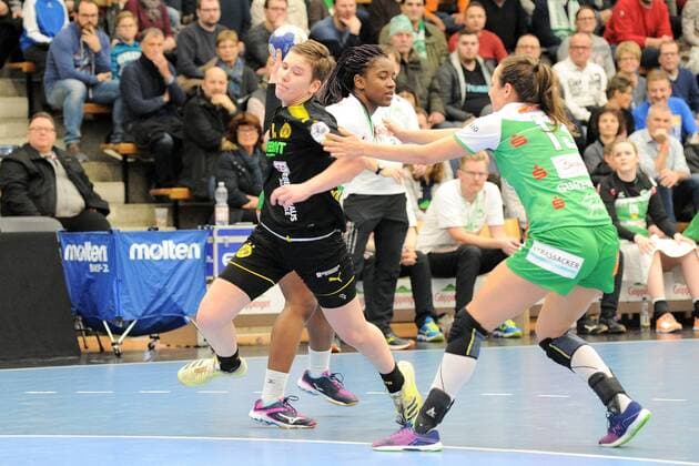 Alina Grijseels Borussia Dortmund handball 4 against Iris Guberinic Frisch on 13 of Göppingen team handball women 1 Bundesliga 23 12 2017 photo TBaur EIBNER Göppingen Copyright: xBaurT Eibner-Pressefotox EP_ToBa