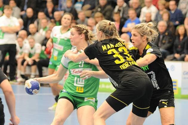 Johanna Schindler Frisch on Göppingen + 9 against Nadja Mansson Borussia Dortmund 33 handball handball women 1 Bundesliga 23 12 2017 photo TBaur EIBNER Göppingen Copyright: xBaurT Eibner-Pressefotox EP_ToBa