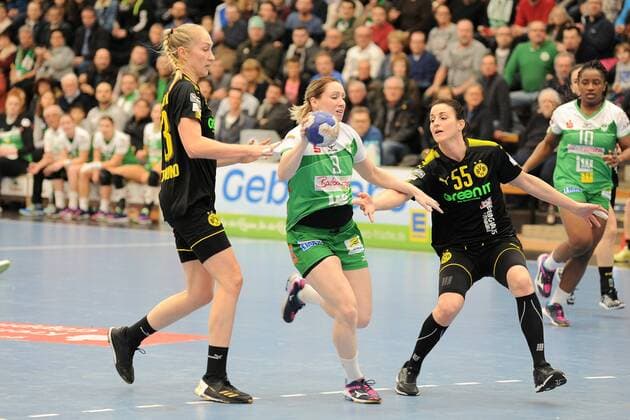 Johanna Schindler Frisch on Göppingen + 9 against Nadja Mansson Borussia Dortmund 33 handball and Mira Emberovics Borussia Dortmund 55 handball handball women 1 Bundesliga 23 12 2017 photo TBaur EIBNER Göppingen Copyright: xBaurT Eibner-Pressefotox EP_ToBa