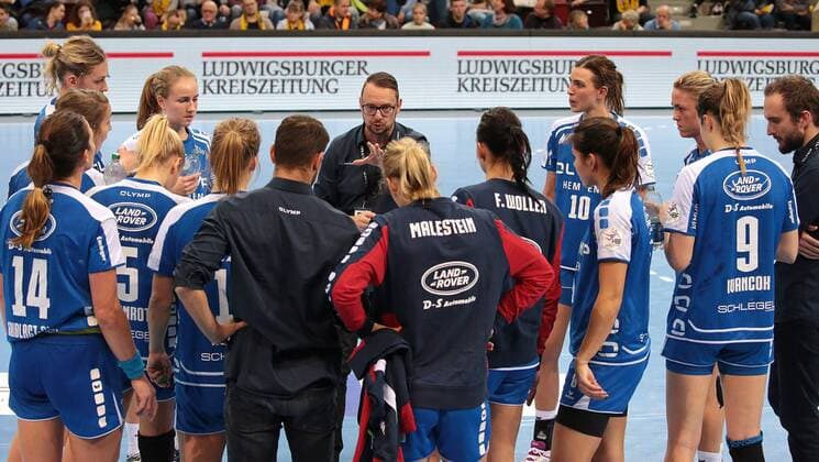 23 12 2017 Germany Ludwigsburg Germany handball Bundesliga women 7 day season 2017 2018 SG BBM Bietigheim vs. TV Nellingen Middle BBM coach Martin Albertsen
