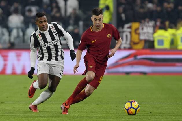 FuÃŸball, Juventus Turin - AS Rom FuÃŸball, Juventus Turin - AS Rom 23rd December 2017, Allianz Stadium, Turin, Italy; Serie A football, Juventus versus Roma; Stephan El Shaarawy shields the ball from Alex Sandro  ActionPlus11964655