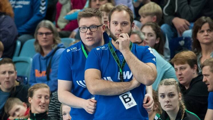 v li coach of Andreas lamp Andy VfL Oldenburg in conversation with coach Niels Bötel VfL Oldenburg handball women Bundesliga VfL Oldenburg HSG bad Wildungen vipers xobx