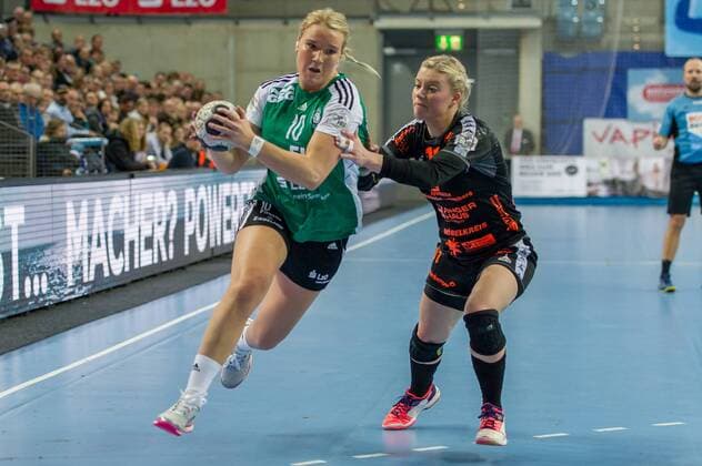 v li Simone track Petersen VfL Oldenburg 10 in a duel with Miranda Schmidt seals HSG bad Wildungen vipers 11 handball women Bundesliga VfL Oldenburg HSG bad Wildungen vipers xobx