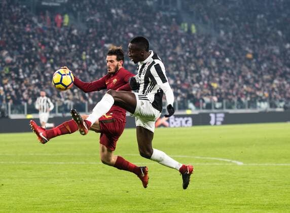 Bilder des Tages - SPORT Italy: Juventus FC vs AS Roma at Medhi Benatia (Juventus FC)during the football match Serie A: Juventus FC vs AS Roma. Juventus won 1-0 at Allianz Stadium in Turin, Italy 23th december 2017. Turin Piemonte Torino Italy Allianz Stadium  AlbertoxGandolfox xPacificxPress