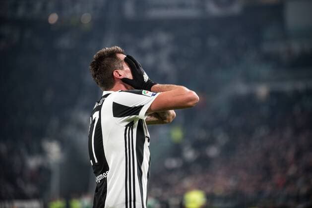 Italy: Juventus FC vs AS Roma at Mario Mandzukic (Juventus FC) during the football match Serie A: Juventus FC vs AS Roma. Juventus won 1-0 at Allianz Stadium in Turin, Italy 23th december 2017. Turin Piemonte Torino Italy Allianz Stadium  AlbertoxGandolfox xPacificxPress