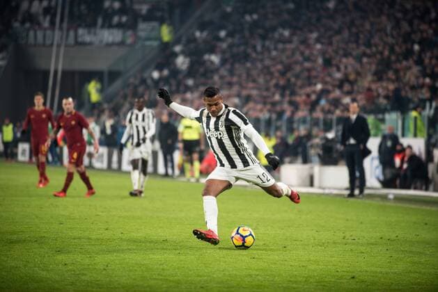 Italy: Juventus FC vs AS Roma at Alex Sandro (Juventus FC) during the football match Serie A: Juventus FC vs AS Roma. Juventus won 1-0 at Allianz Stadium in Turin, Italy 23th december 2017. Turin Piemonte Torino Italy Allianz Stadium  AlbertoxGandolfox xPacificxPress