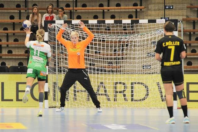 Clara Woltering Borussia Dortmund handball 16 in goal against Michaela Hrbkova Frisch on 11 of Göppingen team handball women 1 Bundesliga 23 12 2017 photo TBaur EIBNER Göppingen Copyright: xBaurT Eibner-Pressefotox EP_ToBa