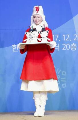 Pyeongchang Olympics A model dons the outfit of assistants who will carry the medals in awards ceremonies in the Pyeongchang Winter Olympics during a preview in Seoul on Dec. 27, 2017. 