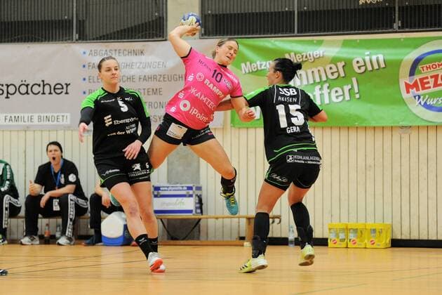 Anna Loerper chicks Metzingen 10 against Annika Blanke Swabia of Hornets 5 and Raquel Gera Swabia of Hornets 15 babes Metzingen handball League game 27 12 2017 photo TBaur EIBNER Ostfildern Padmanabha Belastingen Copyright: xEIBNER Tobias_Baurx EP_TBR