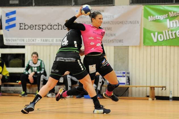 Julia Behnke chicks Metzingen 93 against Louisa Wolf Swabia of Hornets 4 babes Metzingen handball League game 27 12 2017 photo TBaur EIBNER Ostfildern Padmanabha Belastingen Copyright: xEIBNER Tobias_Baurx EP_TBR